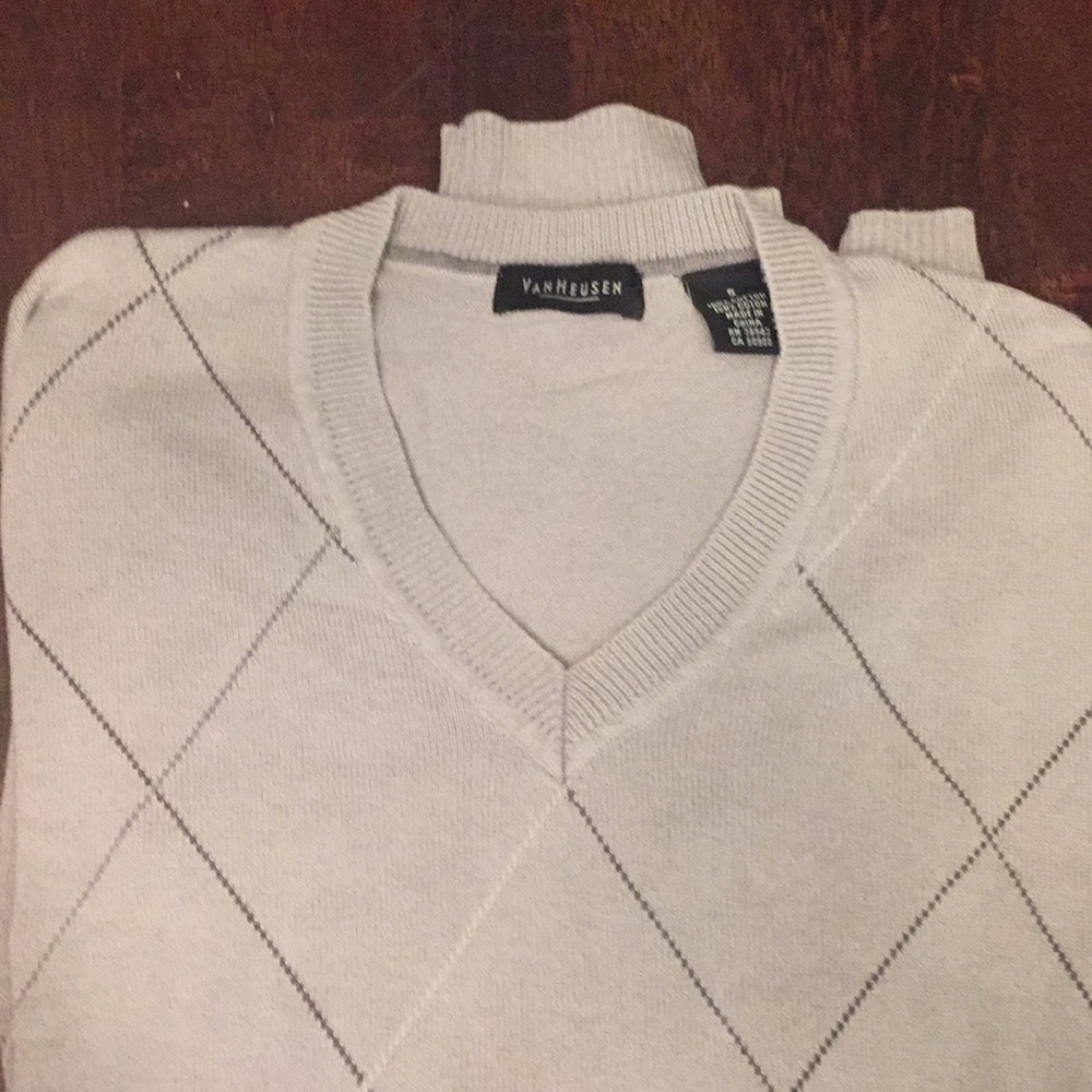 VanHeusen men’s grey V-neck